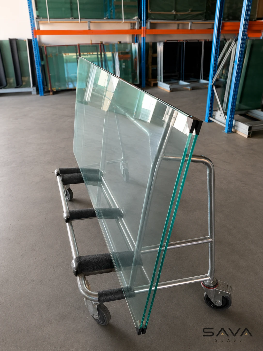 Glaspaneel met wielen en H-profiel voor glazen schuifwand
