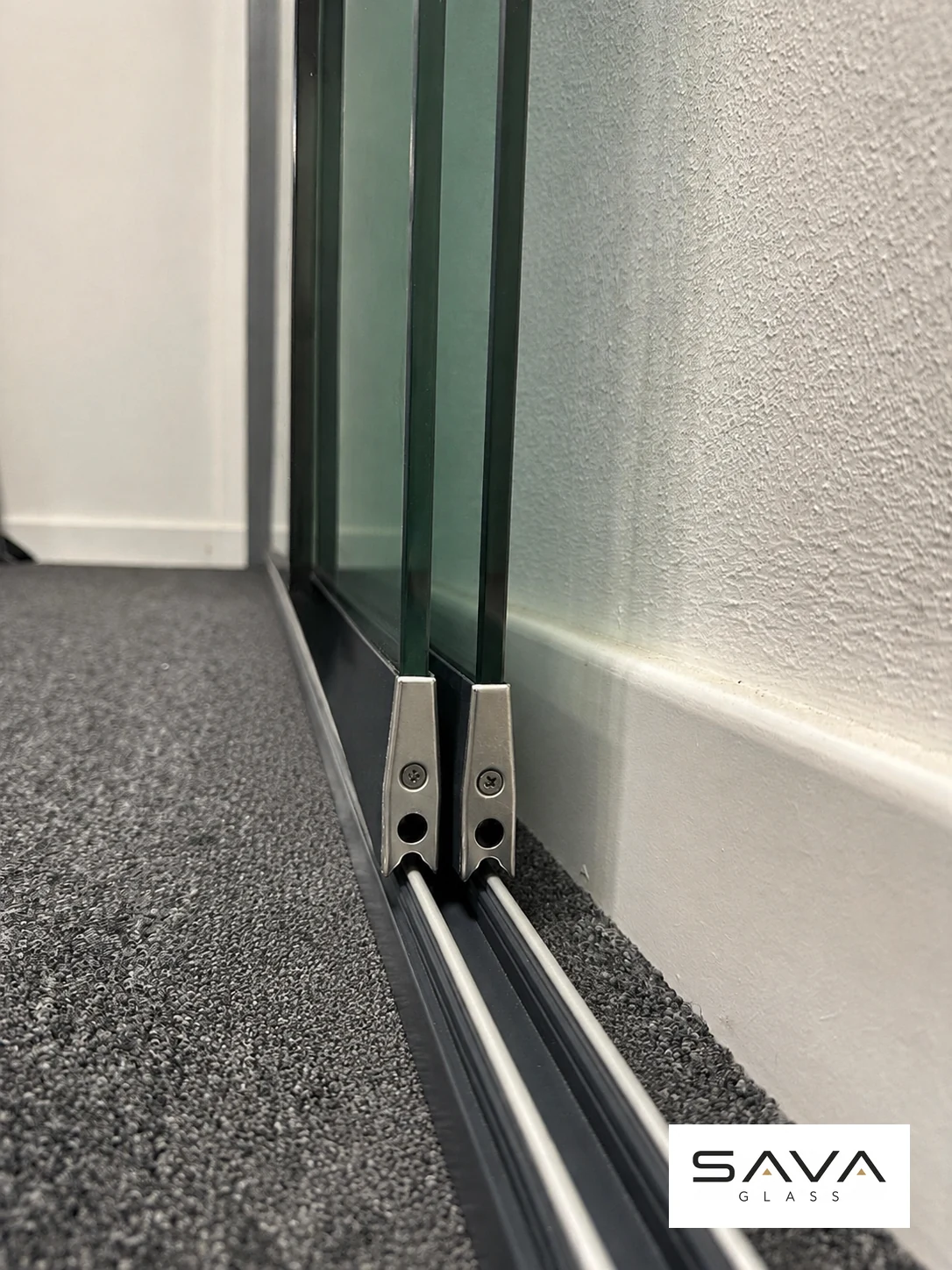 Onder- en bovenrail voor een glazen schuifwand