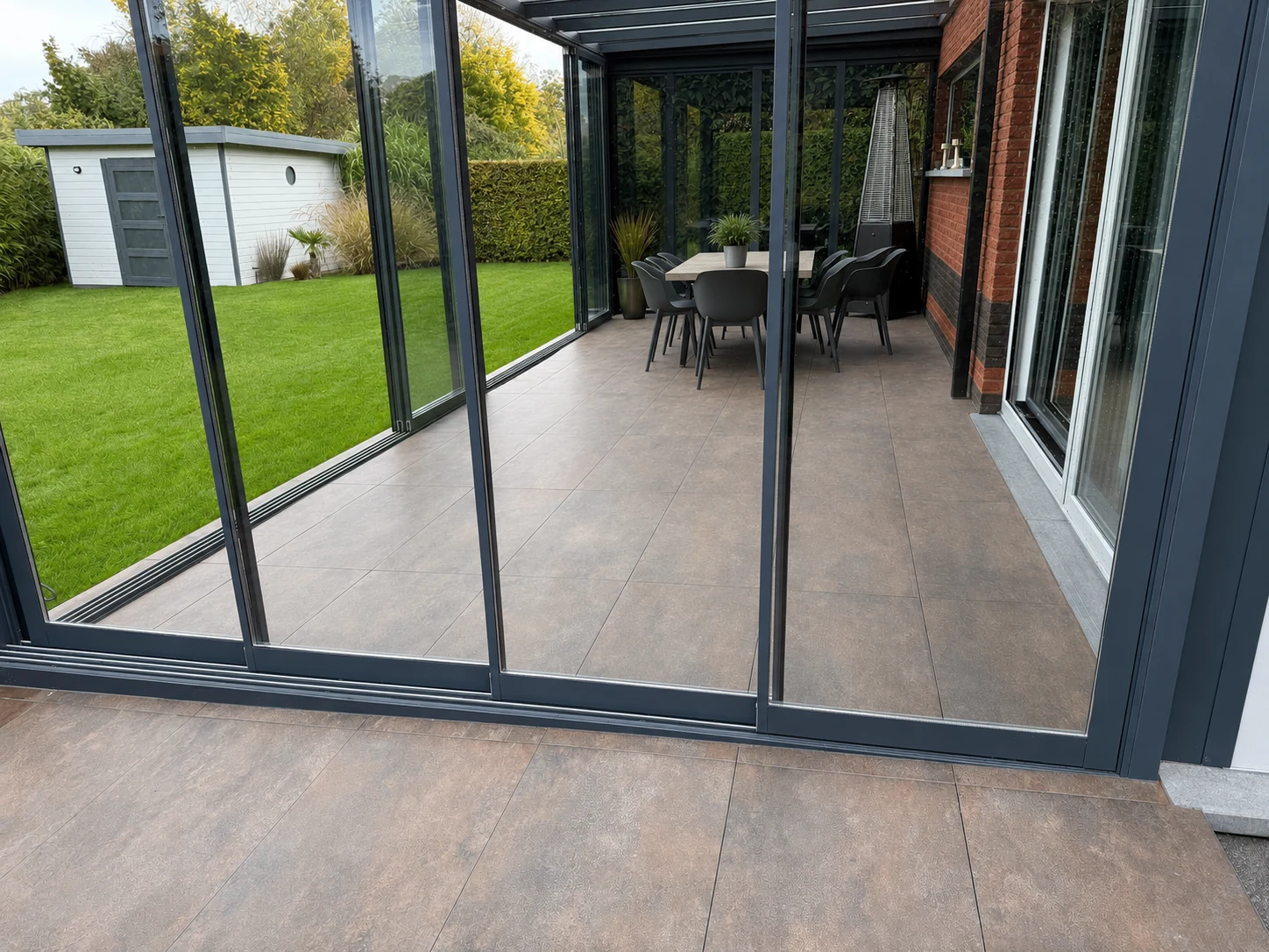 Impressie: Veranda met Sirius schuifwand, gezien van binnenuit