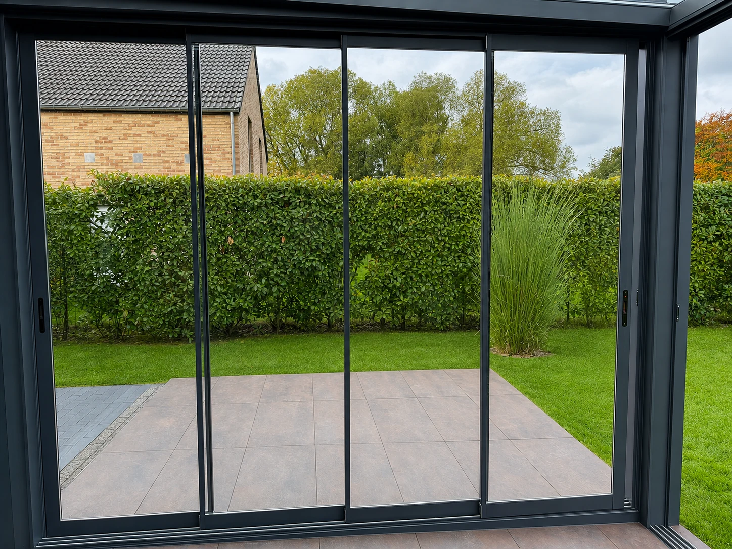 Impressie: Uitzicht op de tuin door de gesloten Sirius panelen