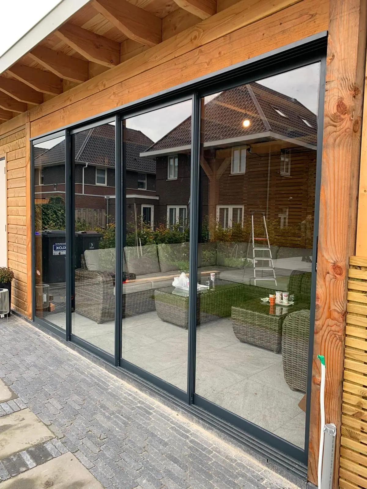 Schuifwand in een larikshouten tuinkamer, foto 2